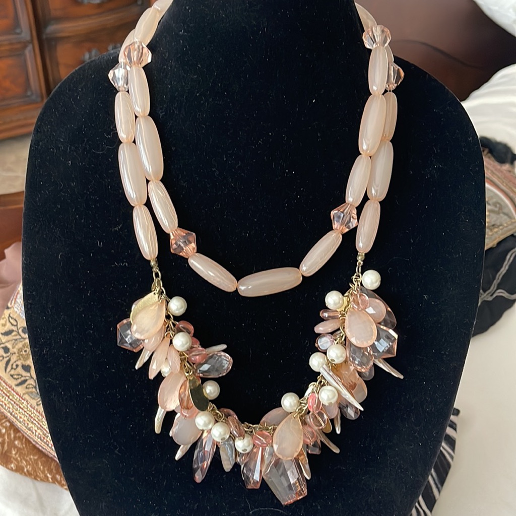 Chicos Fabulous Rose Quartz Colored Acrylic Beads With Genuine Abalone Pieces 27$